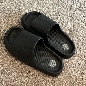 Pillow Slides size 9 (run small)